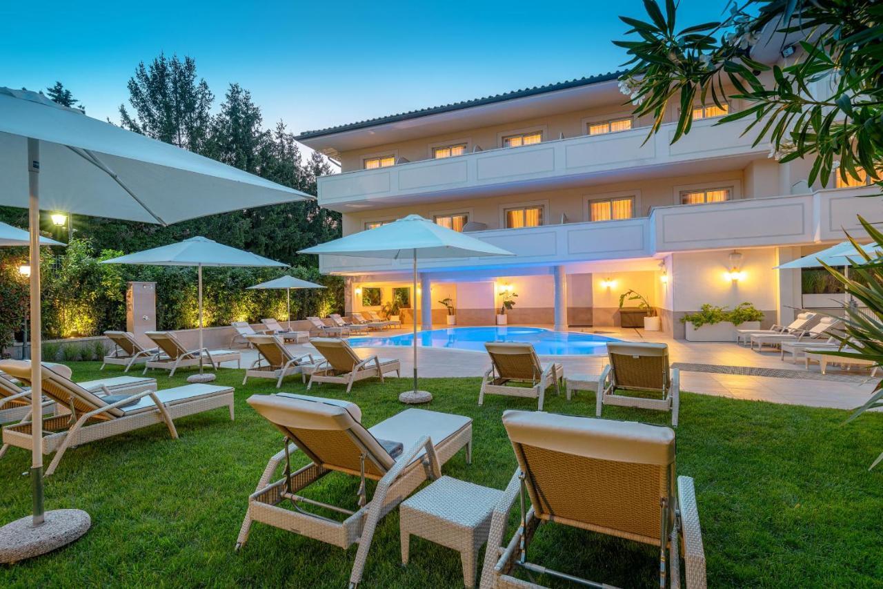 Villa Rosa Hotel Desenzano เดเซนซาโนเดลการ์ดา ภายนอก รูปภาพ