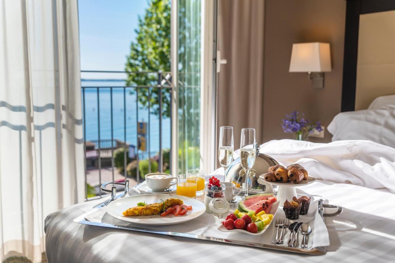 Villa Rosa Hotel Desenzano เดเซนซาโนเดลการ์ดา ภายนอก รูปภาพ