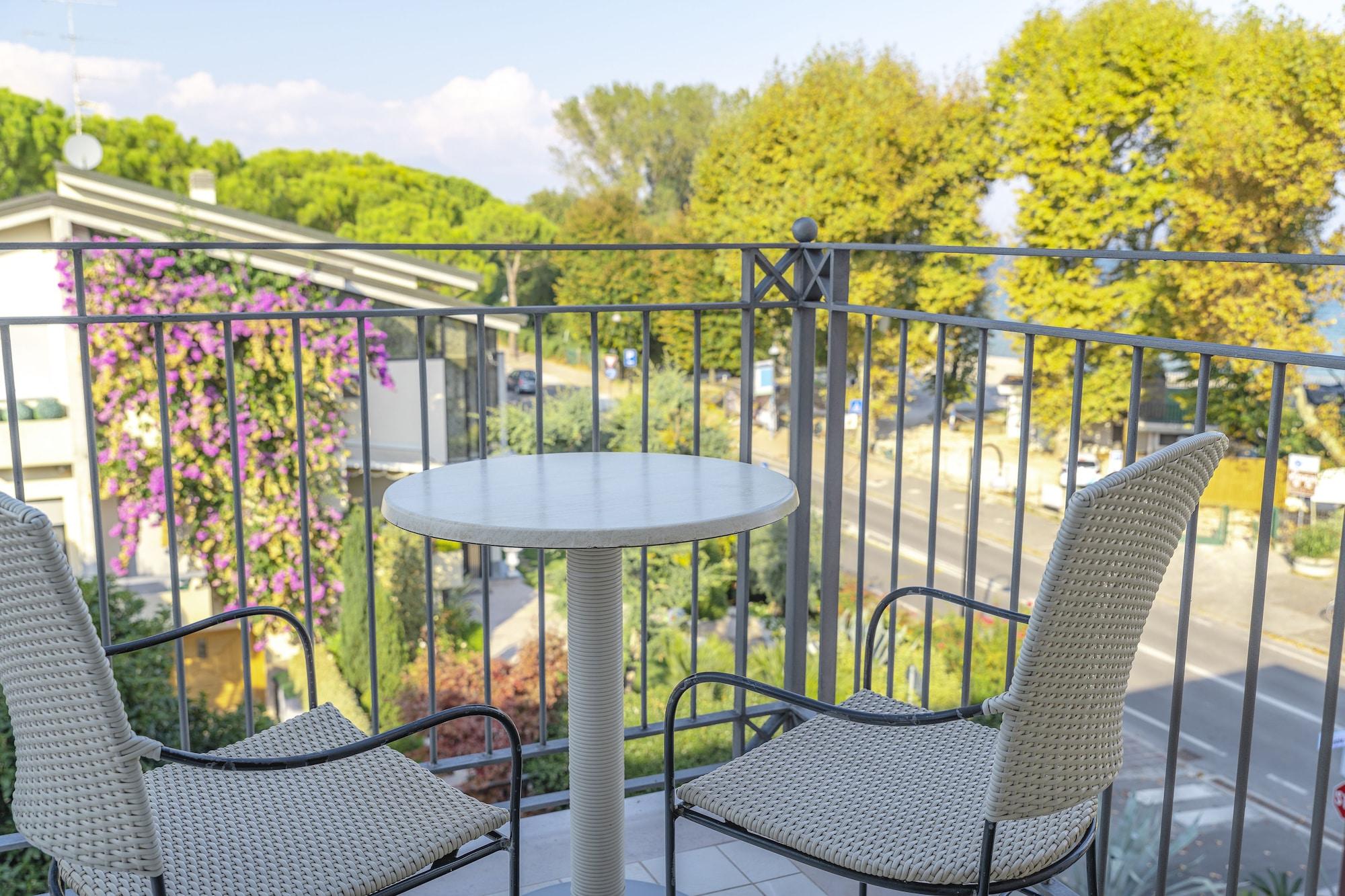 Villa Rosa Hotel Desenzano เดเซนซาโนเดลการ์ดา ภายนอก รูปภาพ