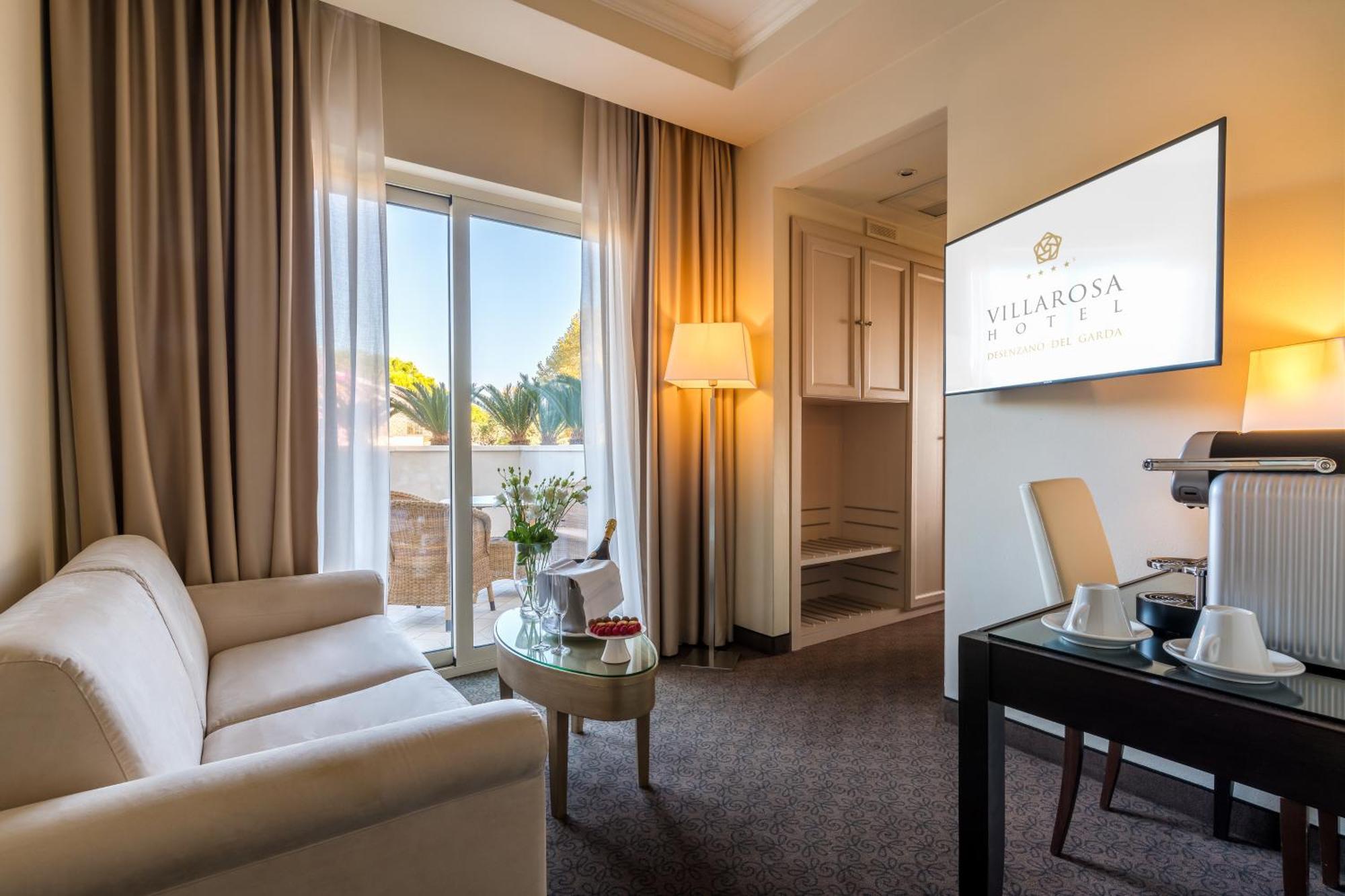 Villa Rosa Hotel Desenzano เดเซนซาโนเดลการ์ดา ภายนอก รูปภาพ