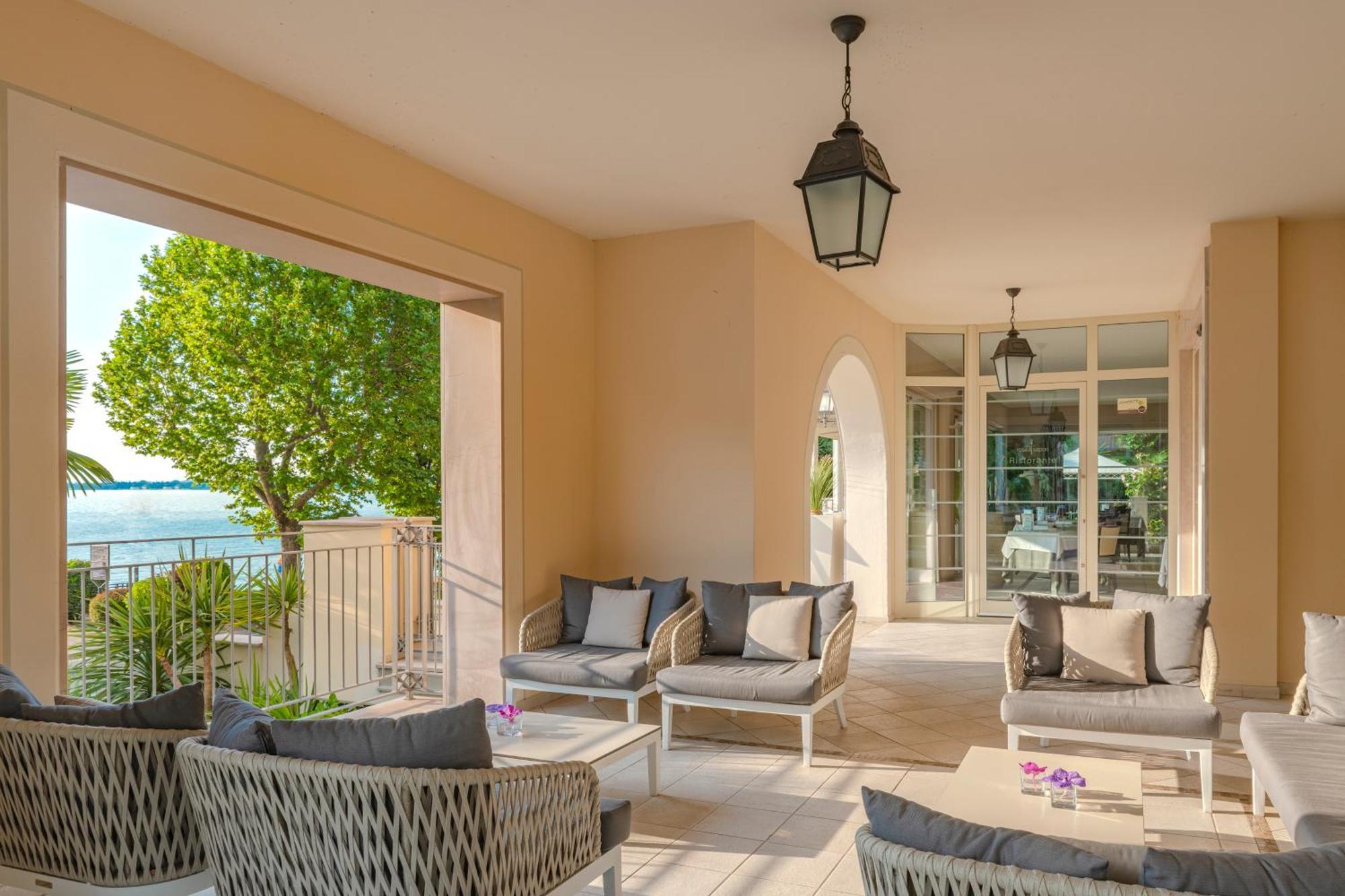 Villa Rosa Hotel Desenzano เดเซนซาโนเดลการ์ดา ภายนอก รูปภาพ
