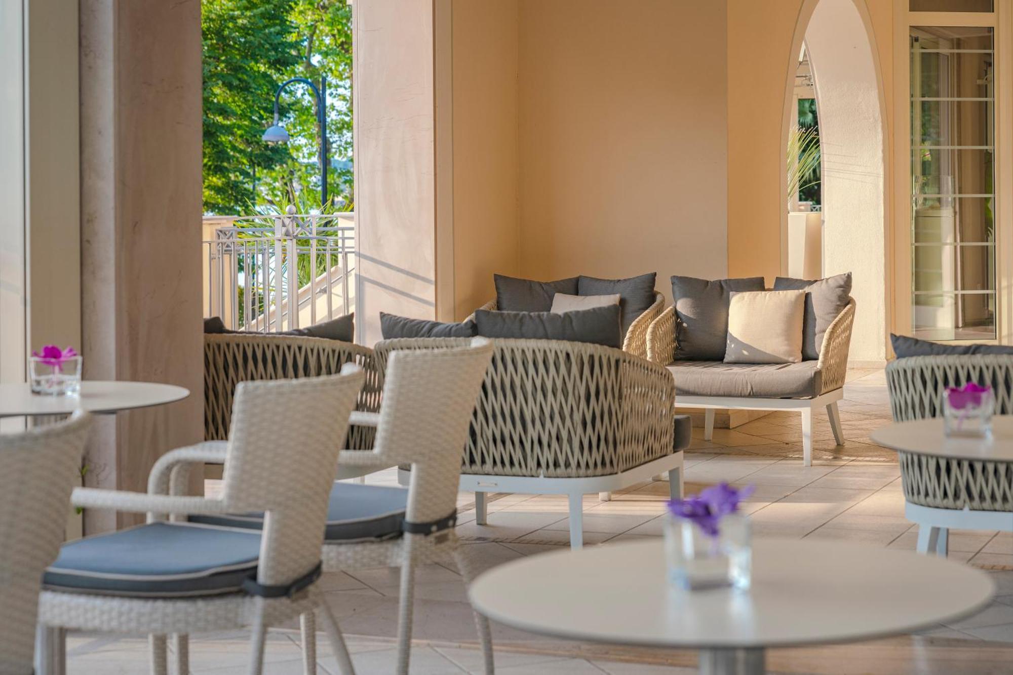Villa Rosa Hotel Desenzano เดเซนซาโนเดลการ์ดา ภายนอก รูปภาพ