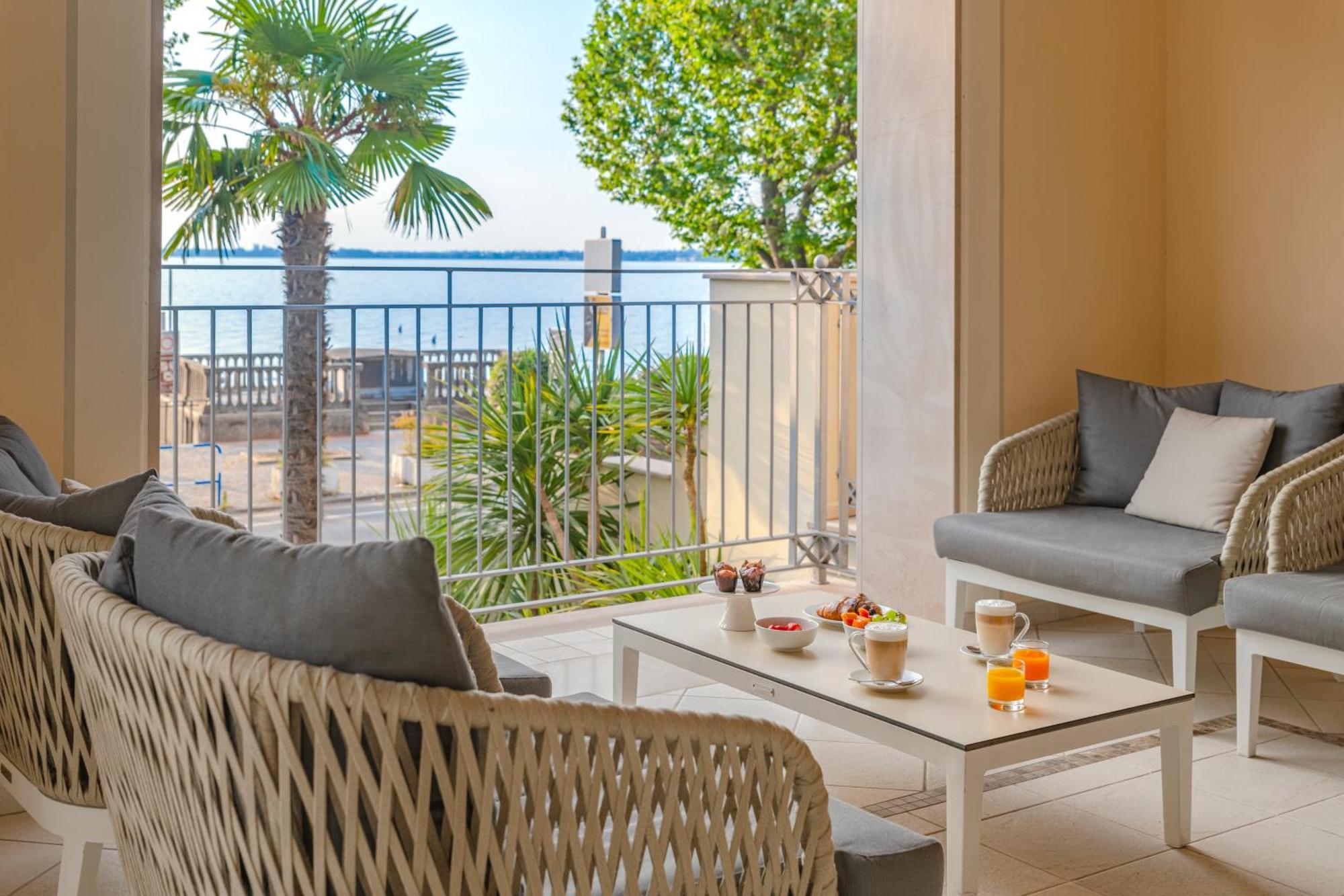 Villa Rosa Hotel Desenzano เดเซนซาโนเดลการ์ดา ภายนอก รูปภาพ