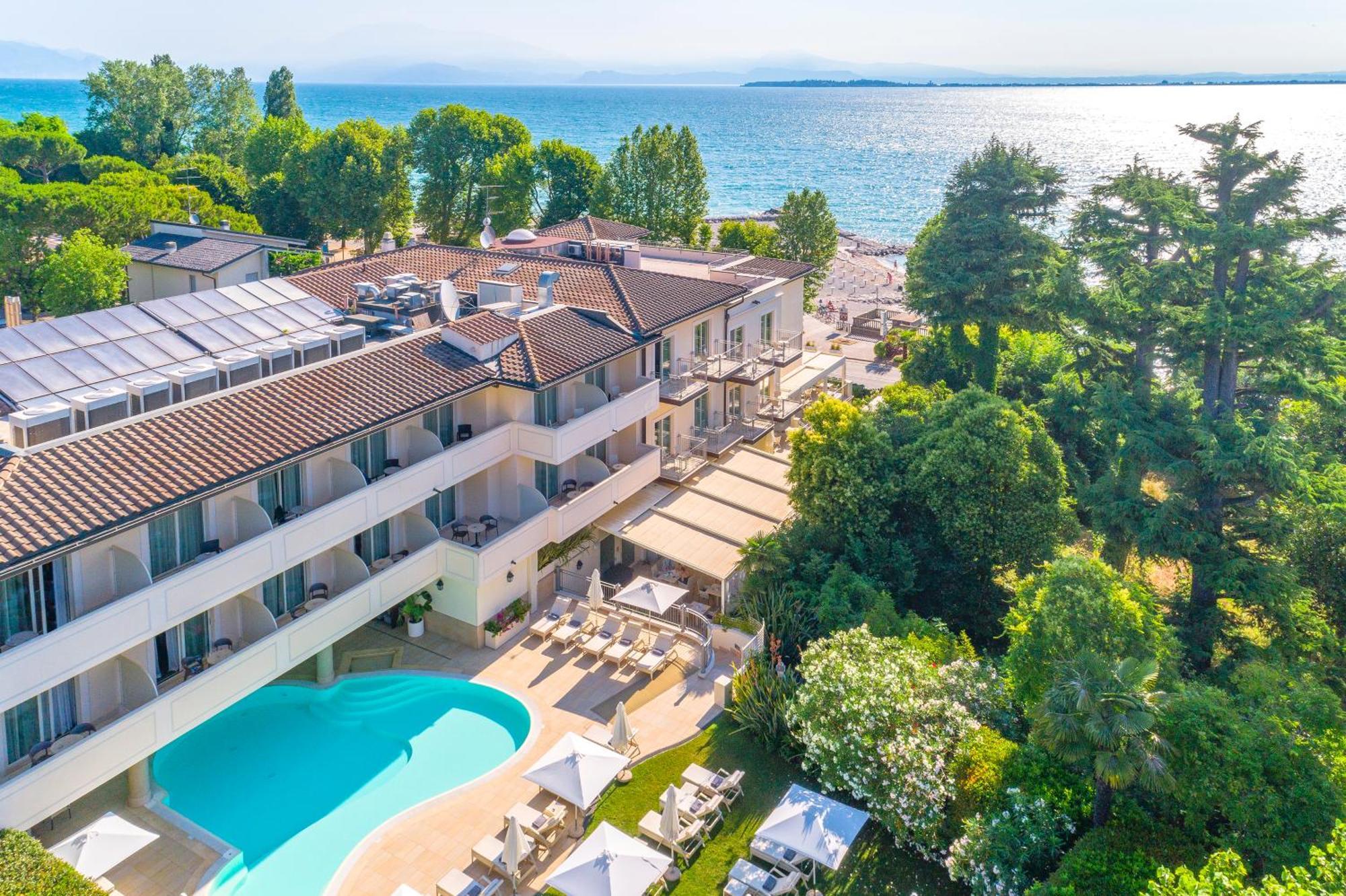 Villa Rosa Hotel Desenzano เดเซนซาโนเดลการ์ดา ภายนอก รูปภาพ