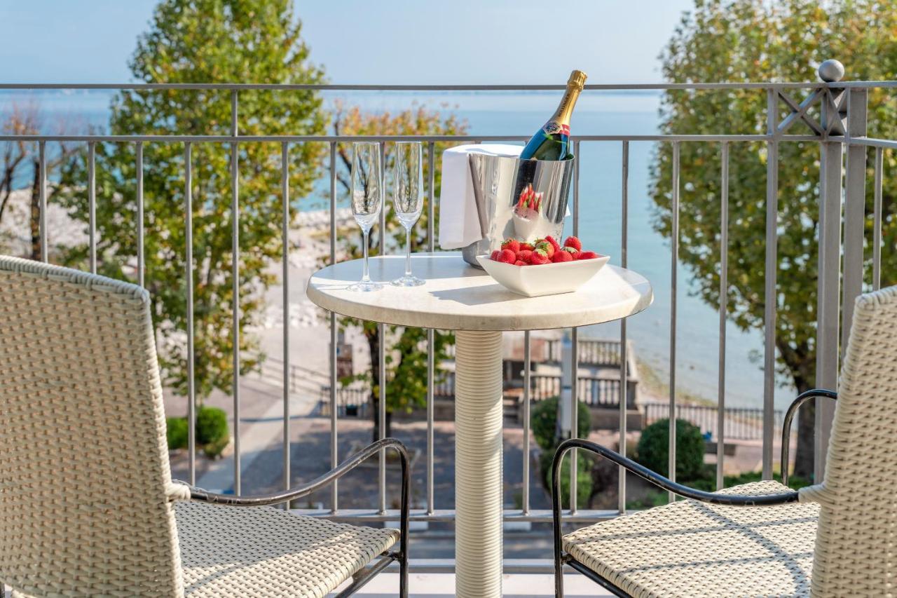 Villa Rosa Hotel Desenzano เดเซนซาโนเดลการ์ดา ภายนอก รูปภาพ