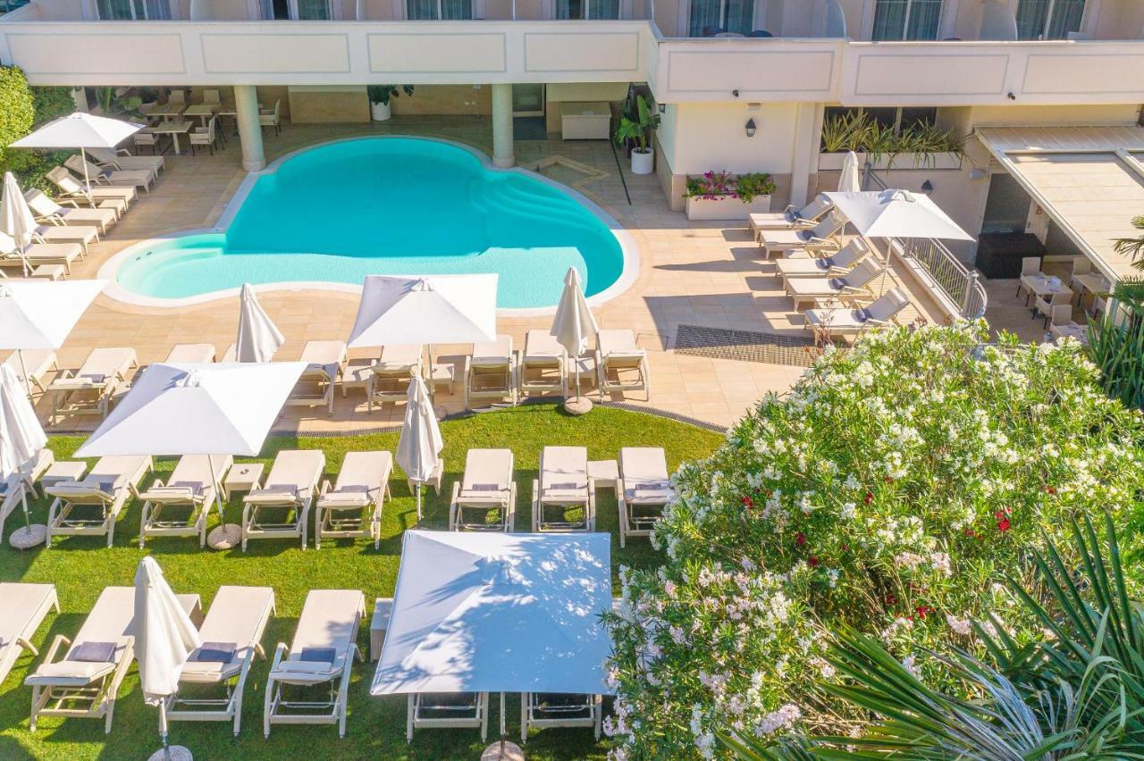 Villa Rosa Hotel Desenzano เดเซนซาโนเดลการ์ดา ภายนอก รูปภาพ