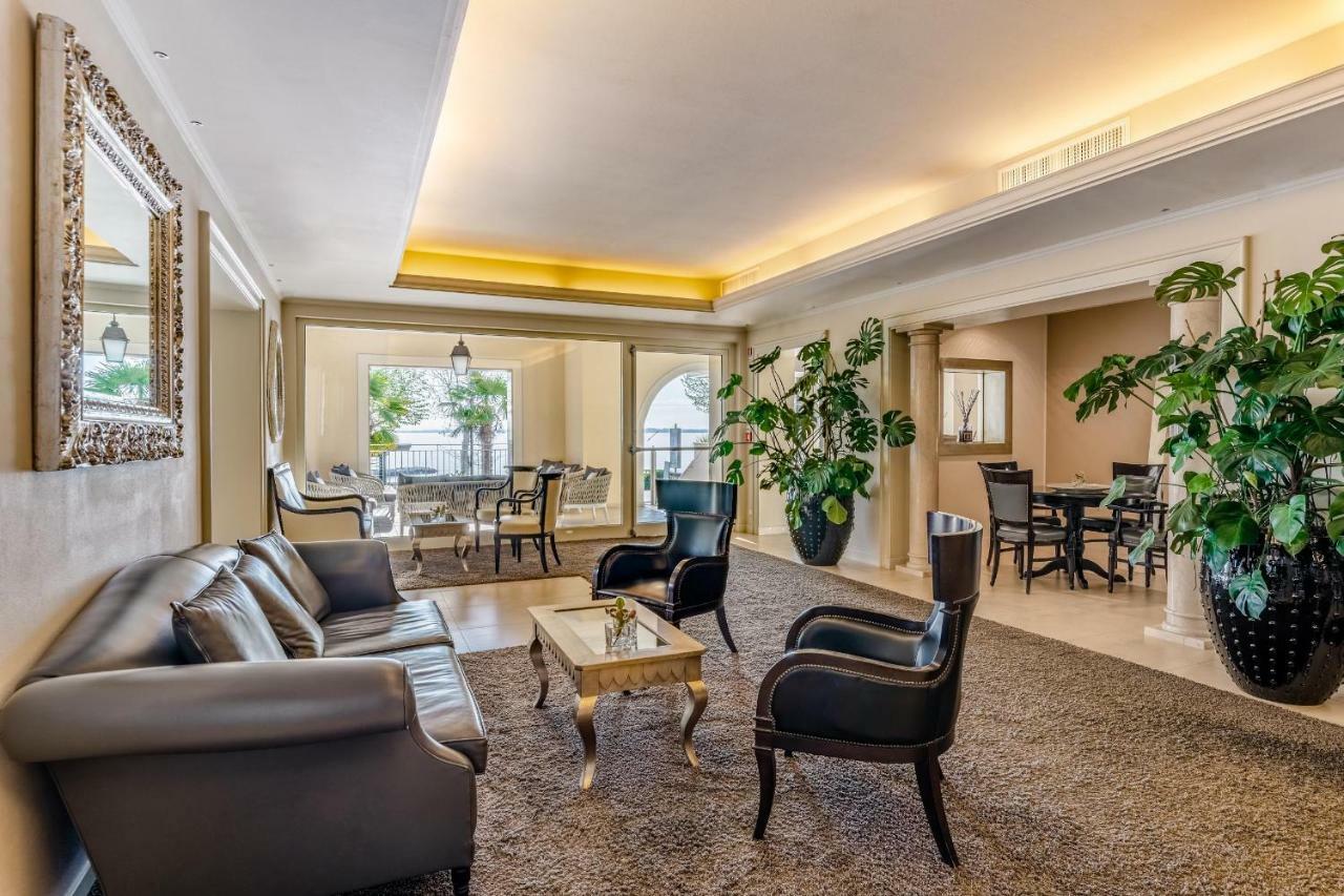 Villa Rosa Hotel Desenzano เดเซนซาโนเดลการ์ดา ภายนอก รูปภาพ